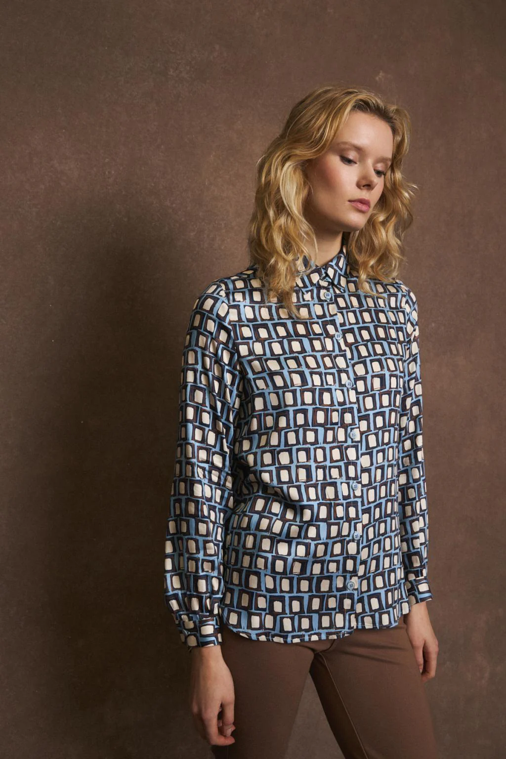 Μπλε πουκάμισο με γεωμετρικό σχέδιο