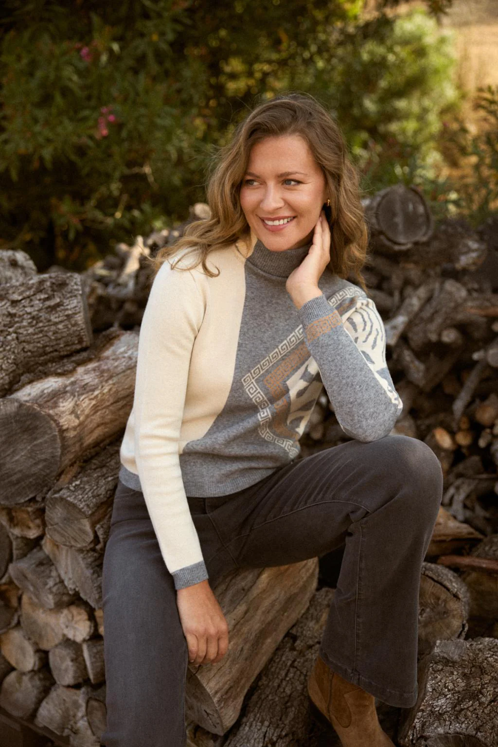 Πουλόβερ με ζιβάγκο μπεζ-γκρι