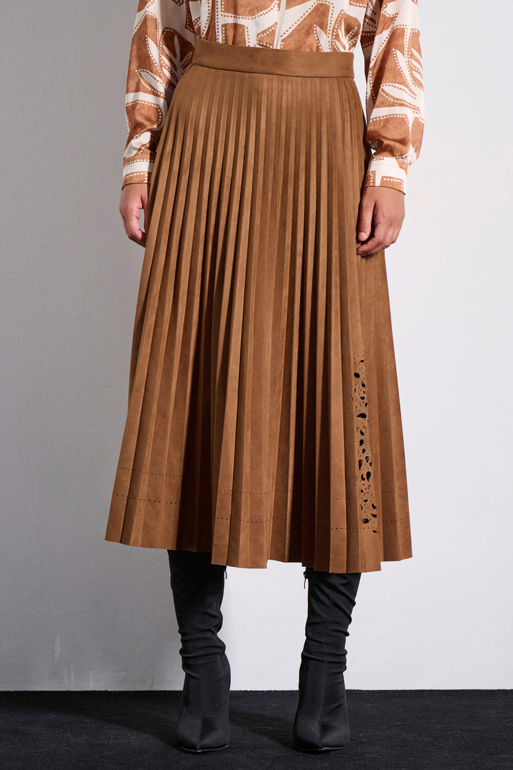 Πλισέ φούστα ταμπά με laser cut σχέδιο