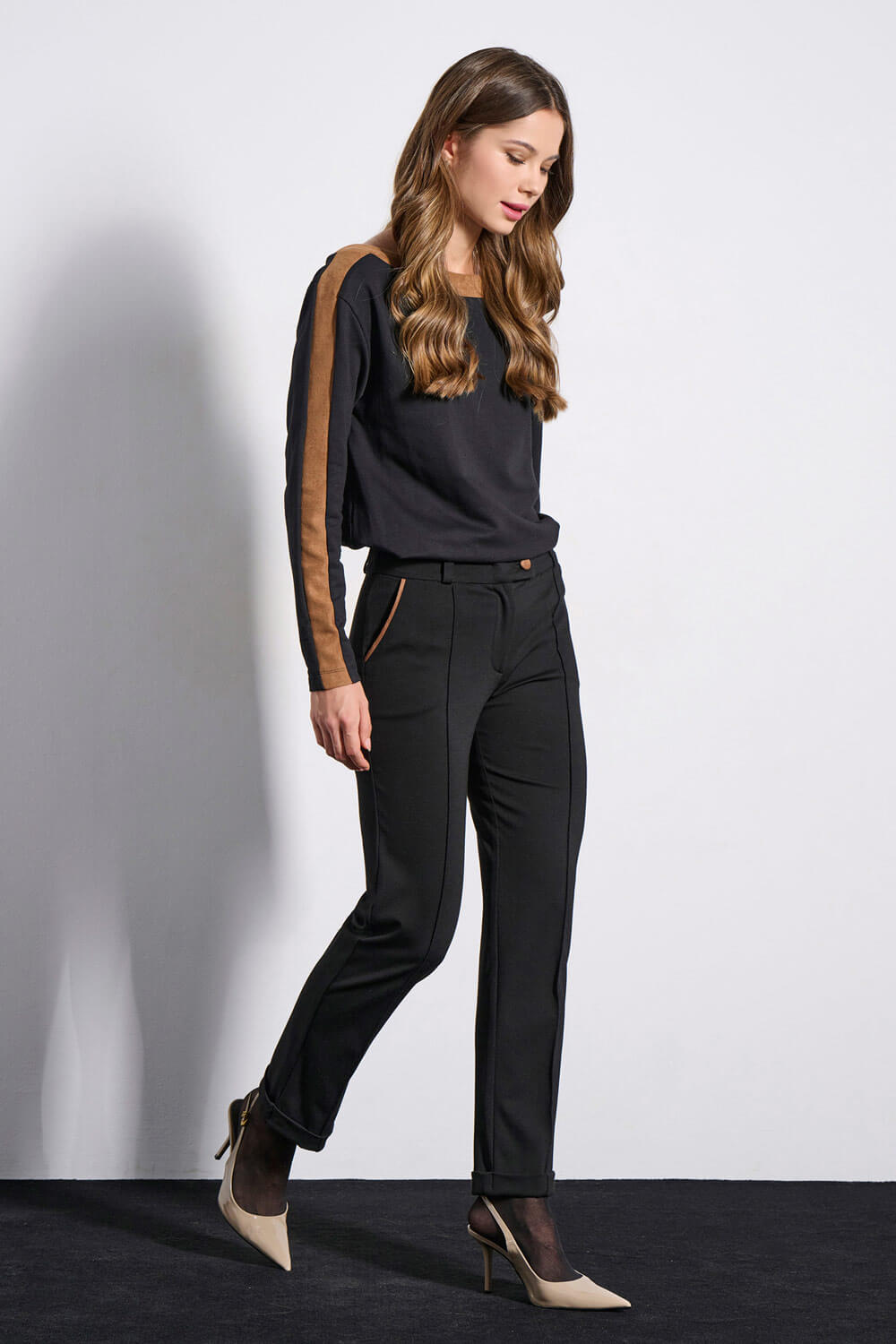 Μαύρο παντελόνι με ταμπά σουέτ λεπτομέρειες