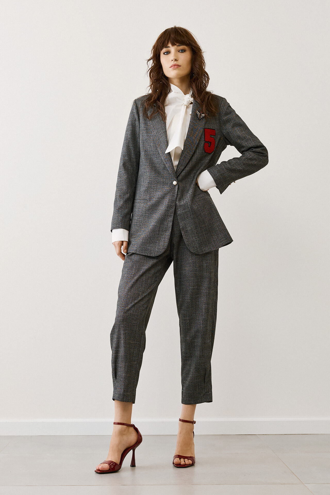 Γκρι Σακάκι με Κέντημα “LOVE”