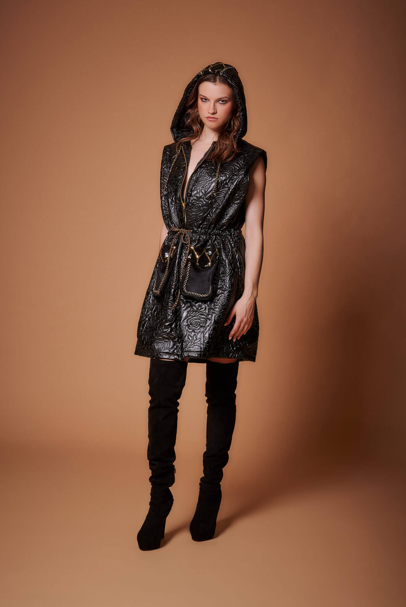 Μαύρο Μακρύ Γιλέκο με Κουκούλα και Ανάγλυφη Υφή