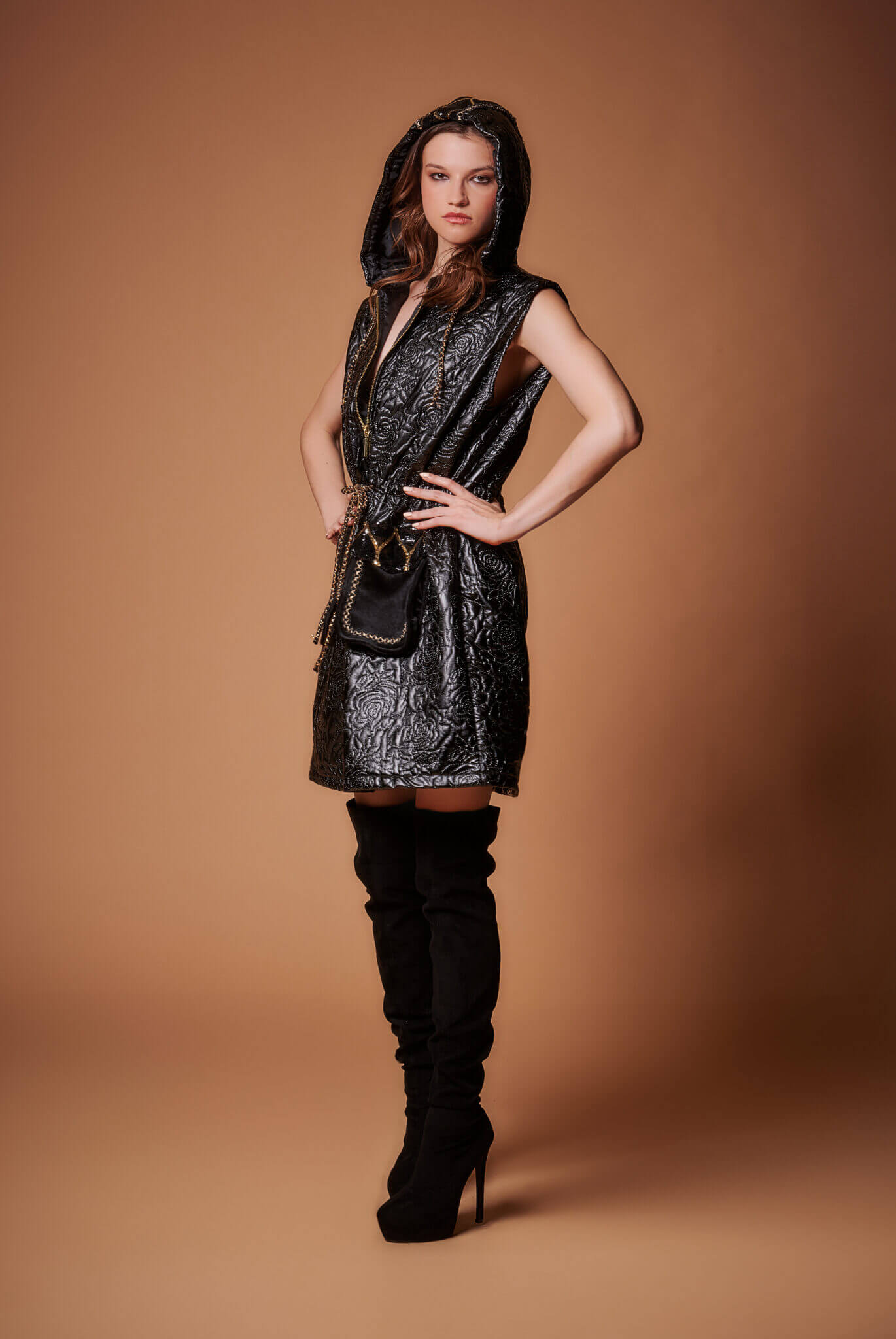 Μαύρο Μακρύ Γιλέκο με Κουκούλα και Ανάγλυφη Υφή