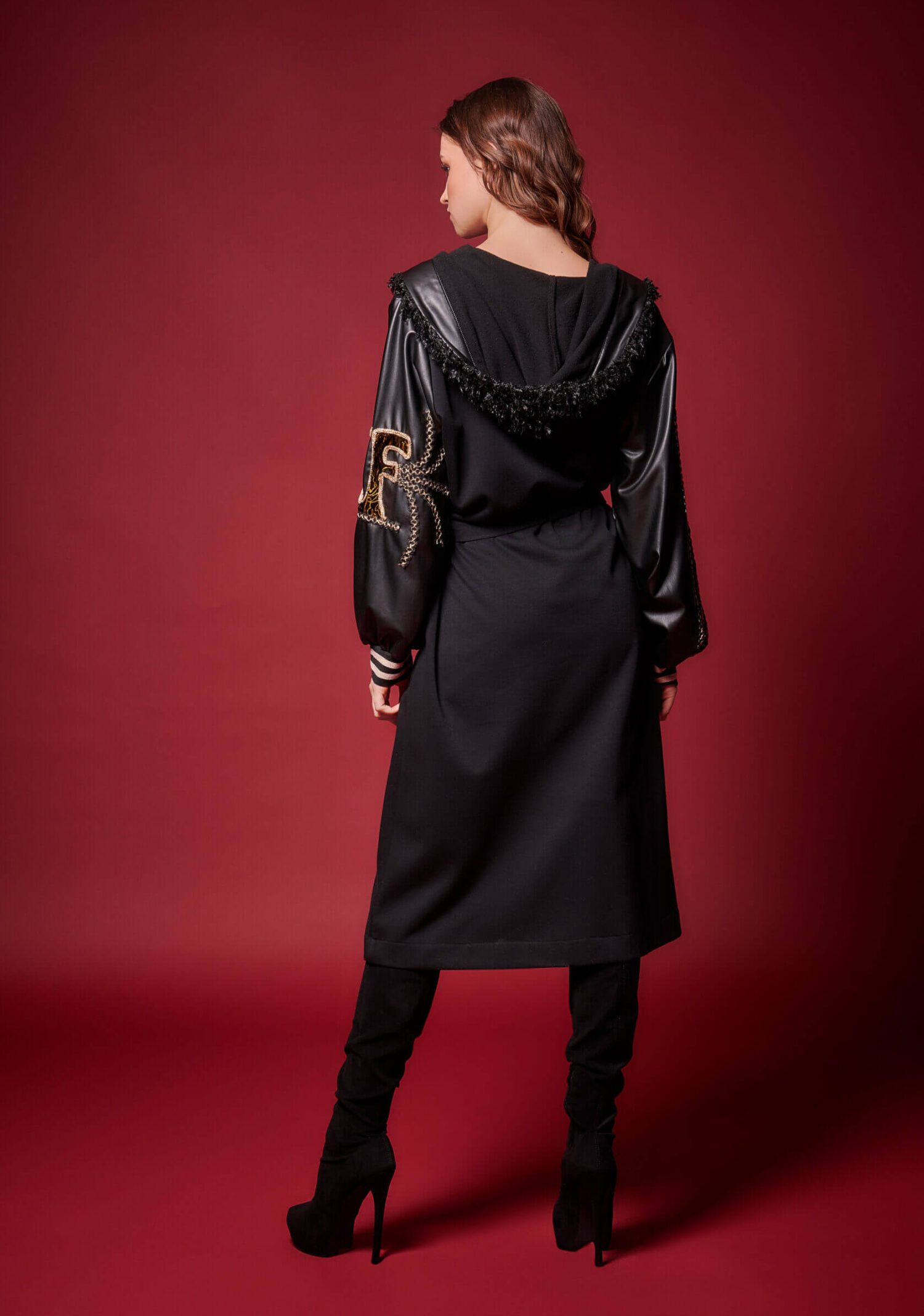 Μαύρη Μακριά Ζακέτα με Κουκούλα και Δερματίνη