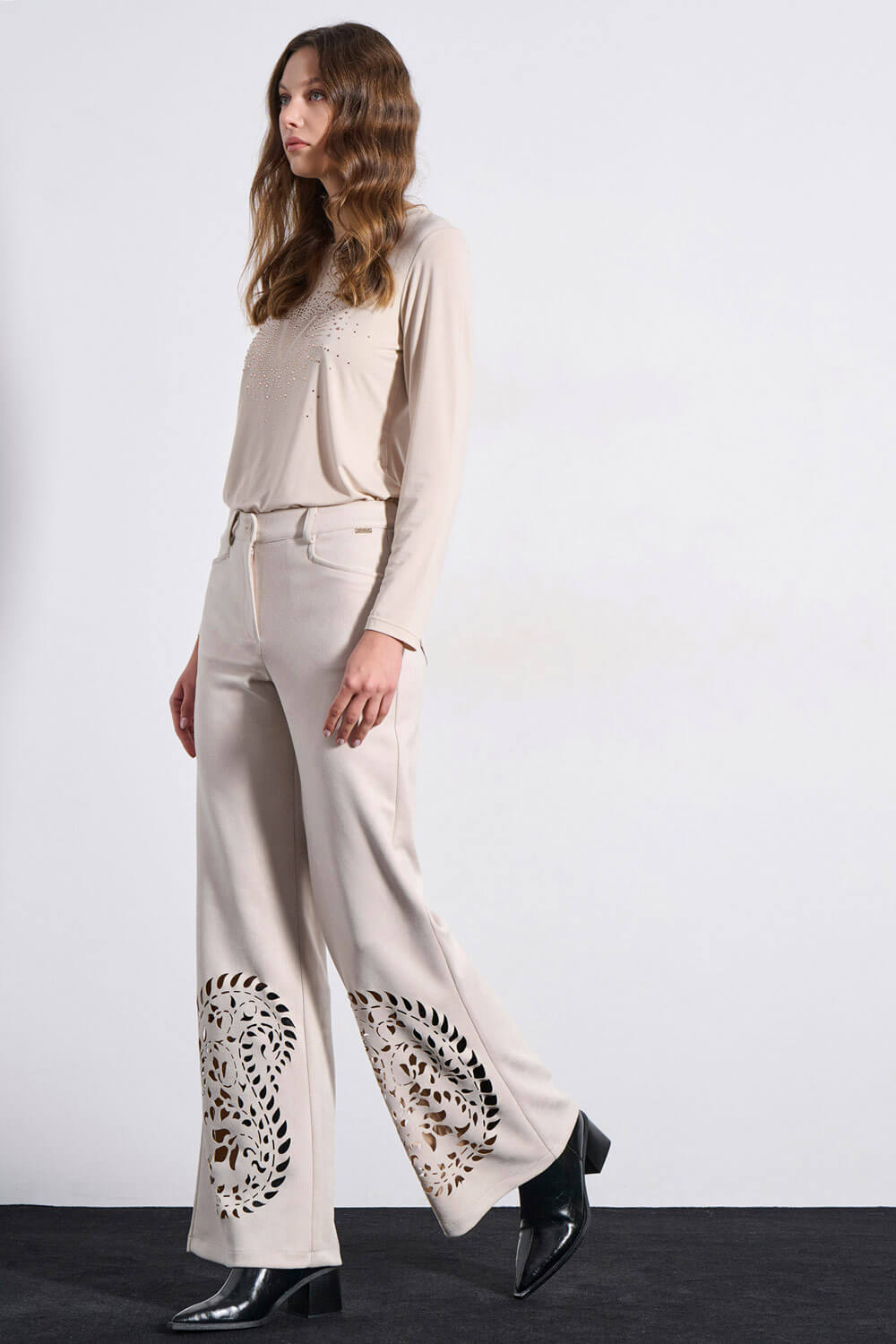 σουέτ παντελόνι εκρού με laser cut σχέδια