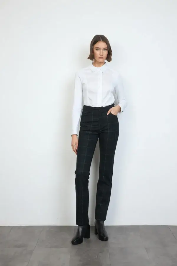 Ελαστικό καρό παντελόνι σε ίσια γραμμή