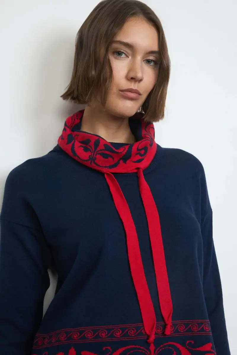 Μπλε Πουλόβερ με Κόκκινες Λεπτομέρειες