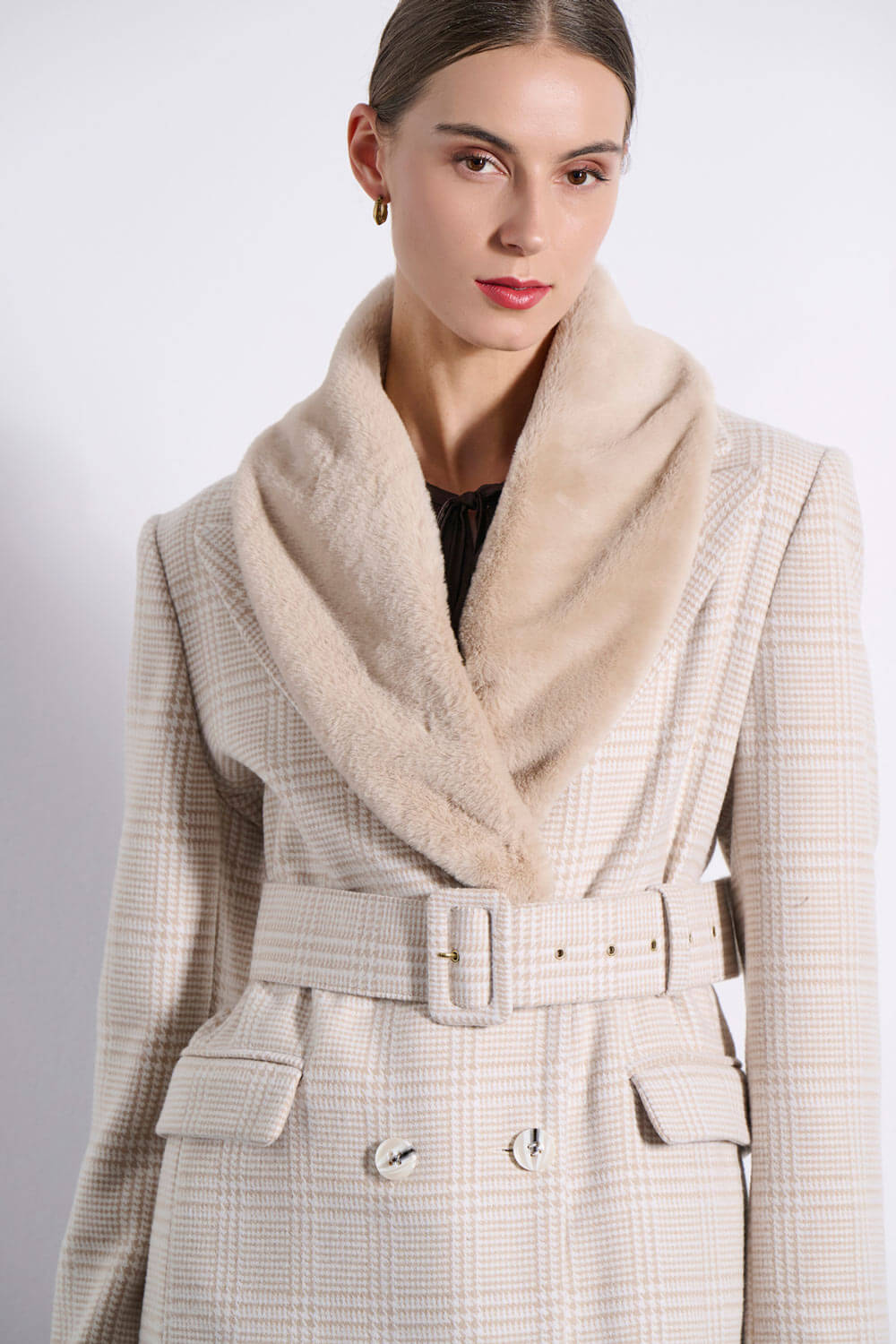 Μπεζ καρό παλτό με γούνα