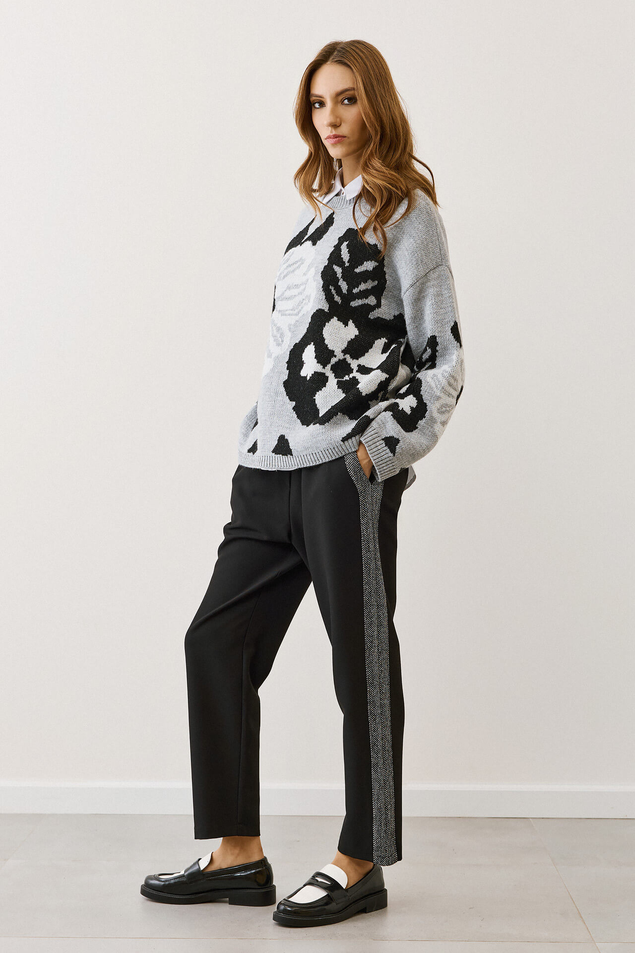 Γκρι πουλόβερ με φλοράλ μοτίβο