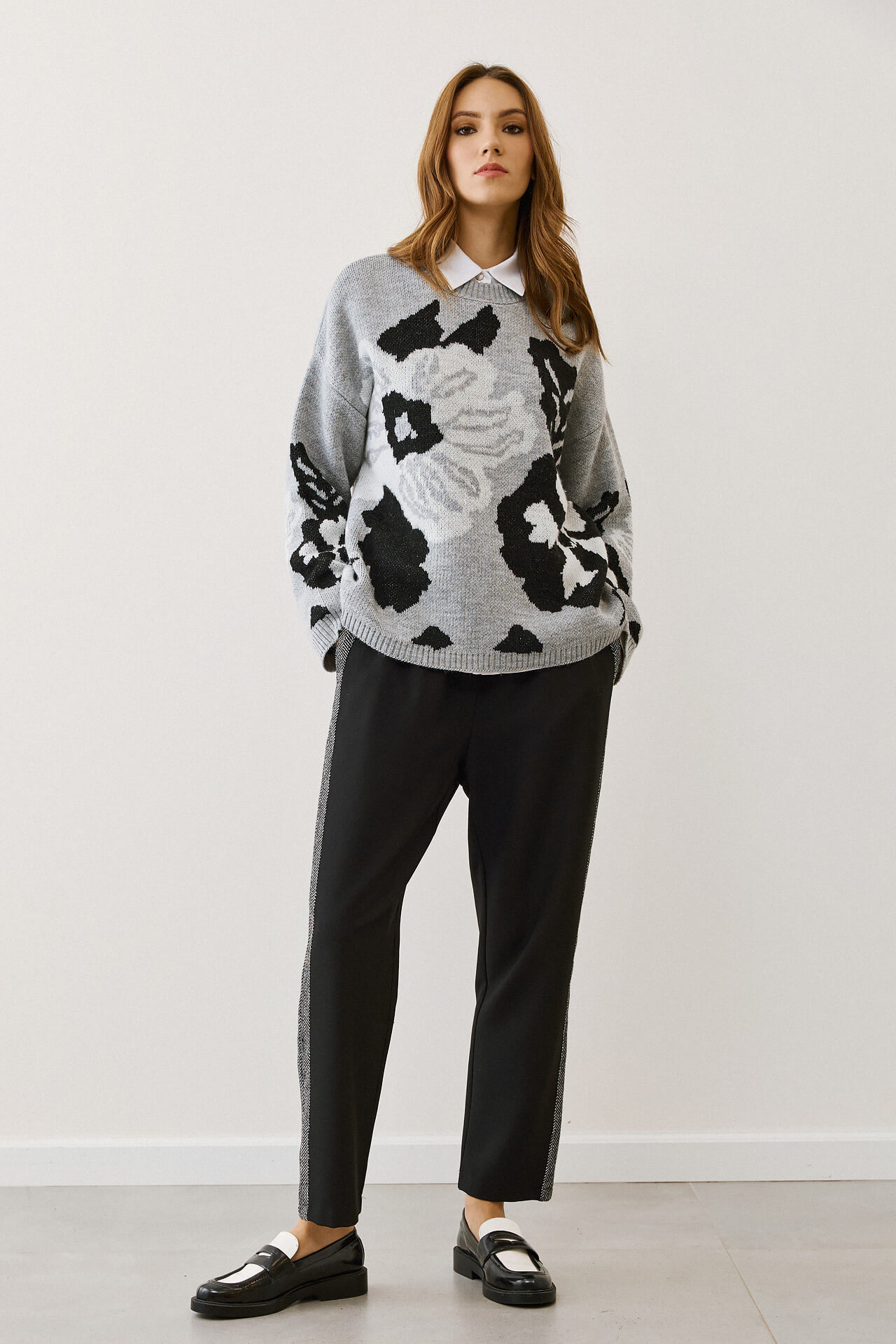 Γκρι πουλόβερ με φλοράλ μοτίβο