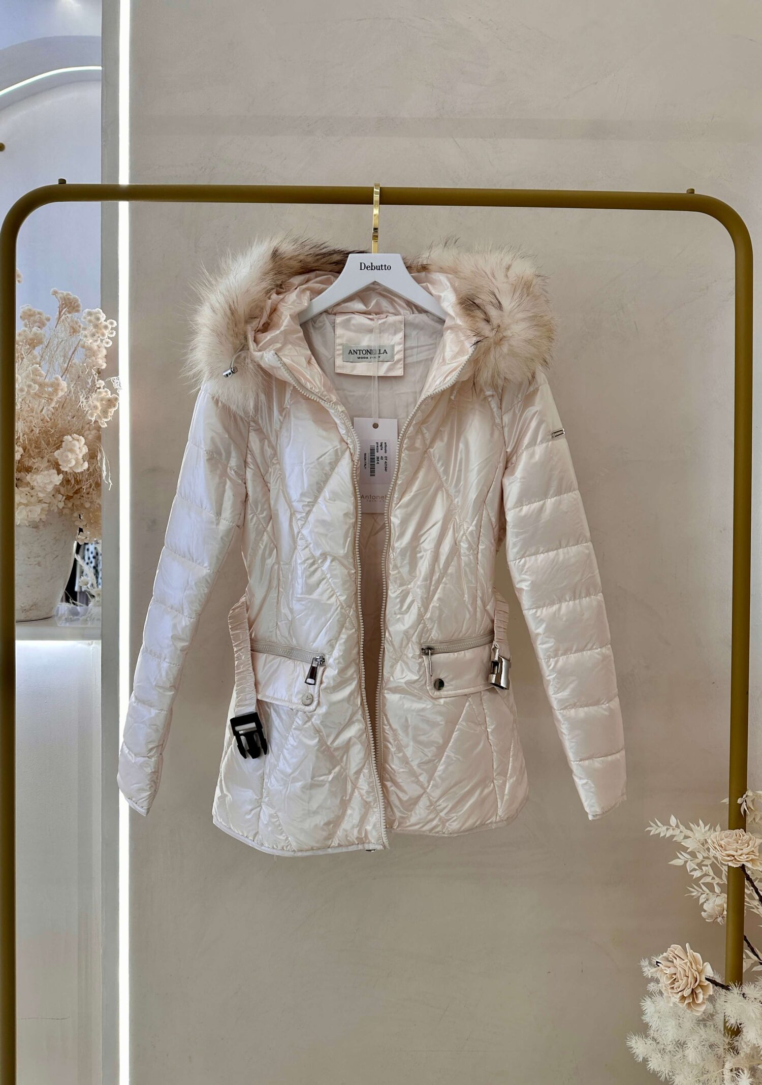 μπουφάν εκρού με γούνα και ζώνη