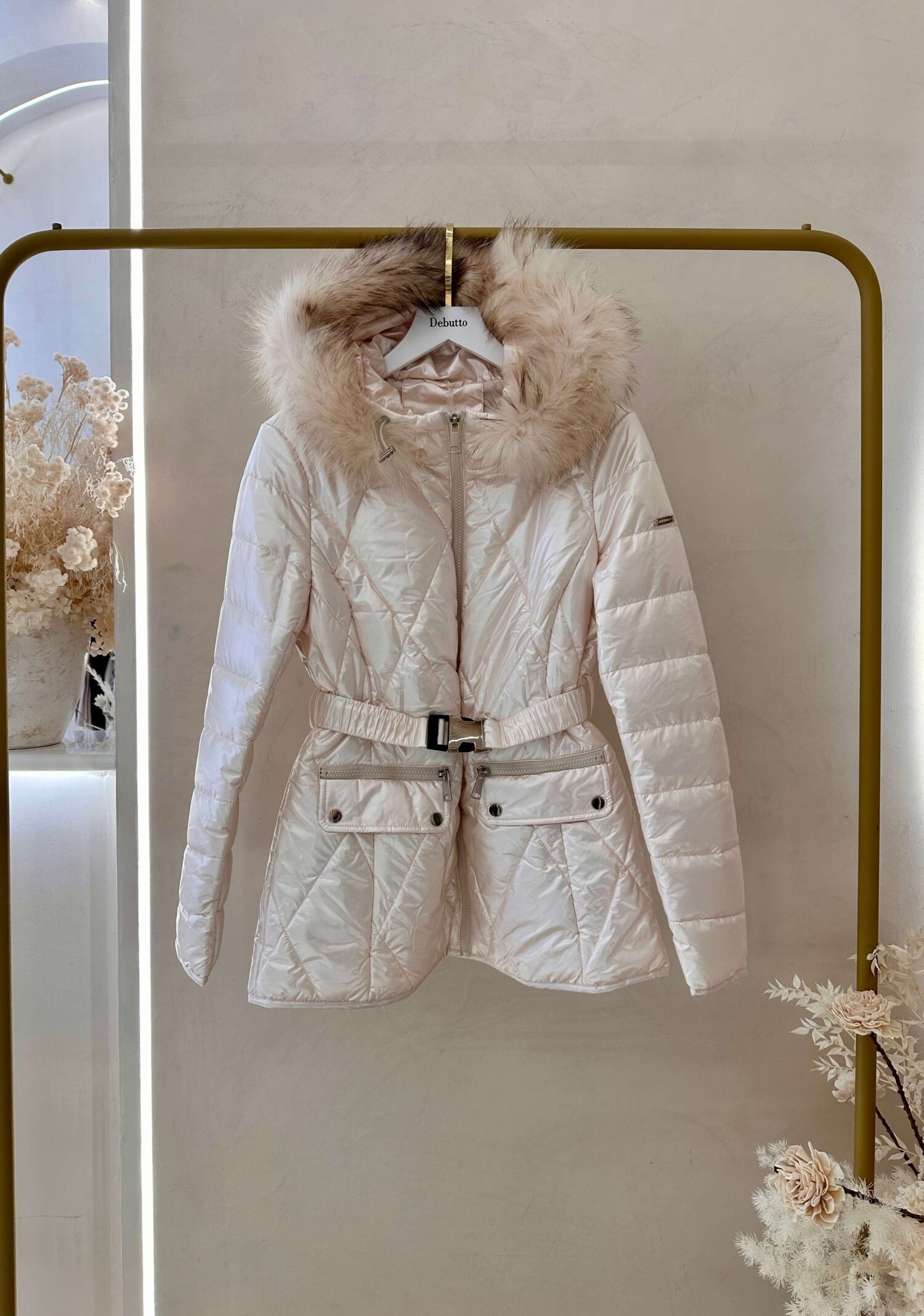 μπουφάν εκρού με γούνα και ζώνη