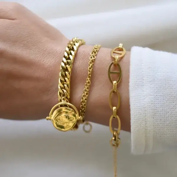 Βραχιόλι με αλυσίδα και κρεμαστό στοιχείο