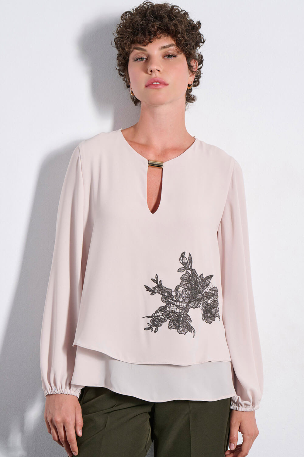 Μπλούζα με Κέντημα και Χρυσή Λεπτομέρεια