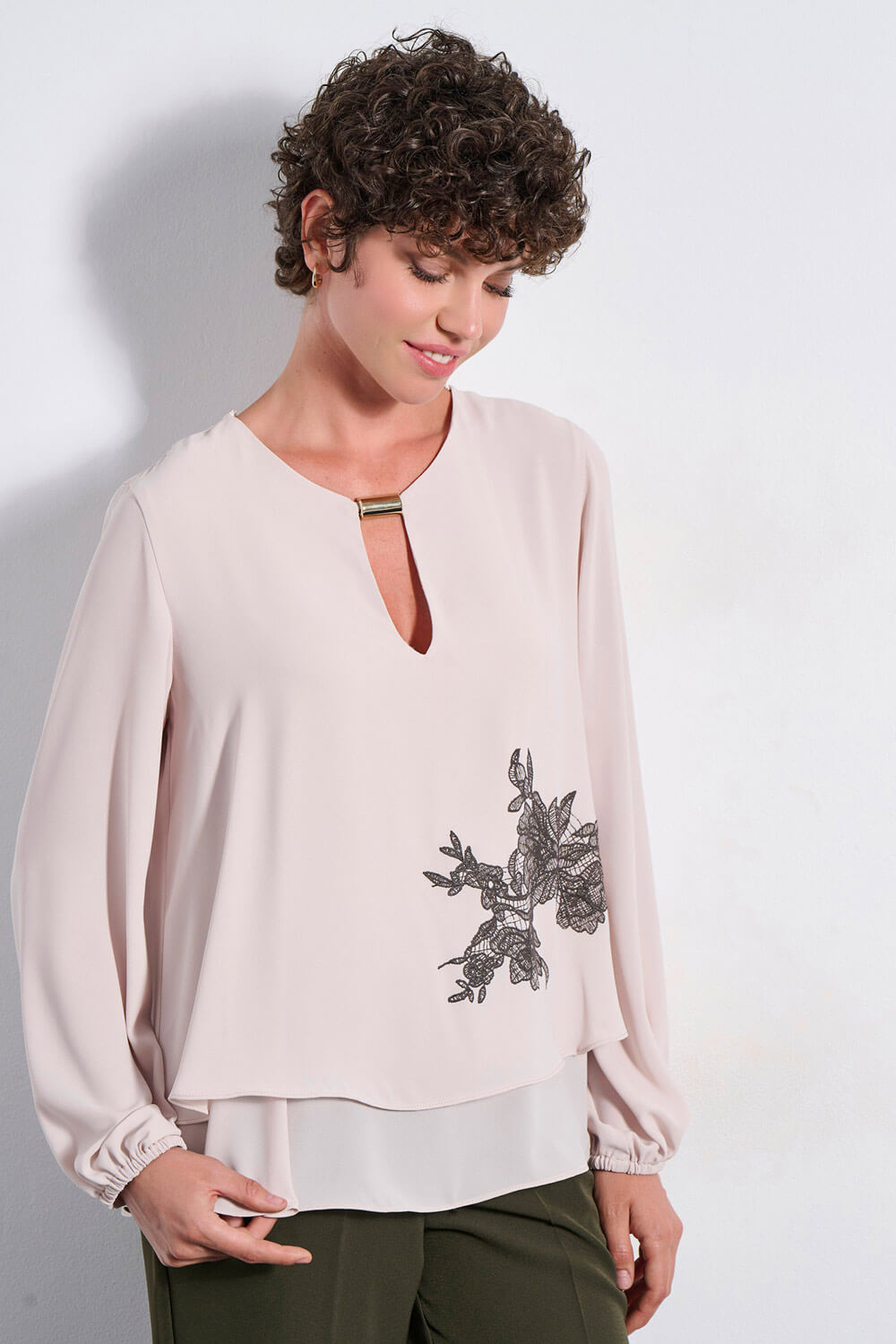 Μπλούζα με Κέντημα και Χρυσή Λεπτομέρεια