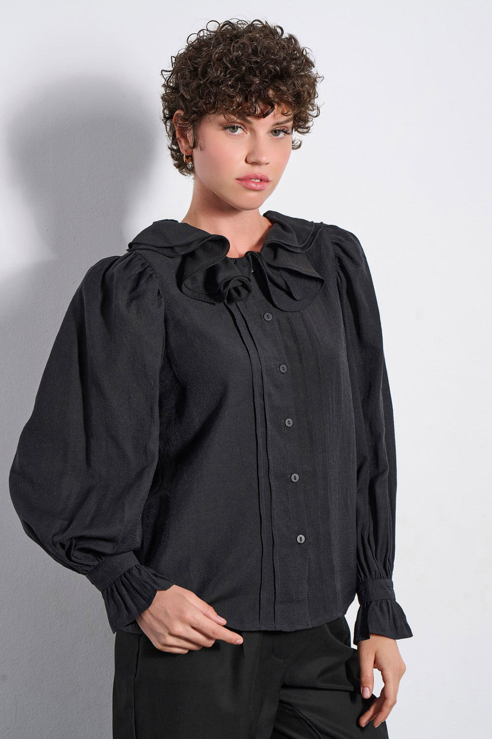 Μαύρο Πουκάμισο με Βολάν Γιακά