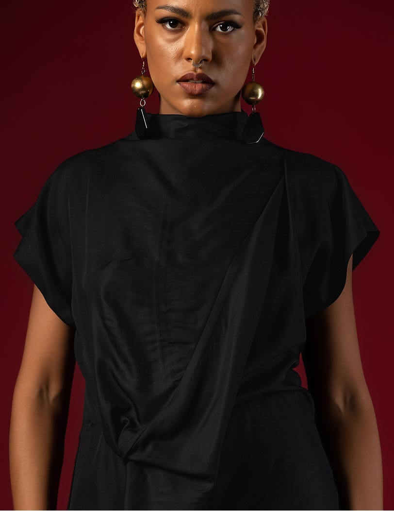 Μαύρη Μπλούζα με Όρθιο Γιακά & Διακριτικό Δέσιμο