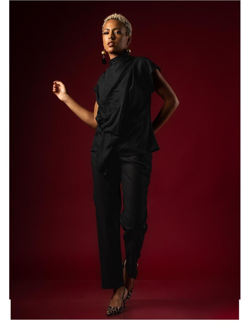 Μαύρη Μπλούζα με Όρθιο Γιακά & Διακριτικό Δέσιμο